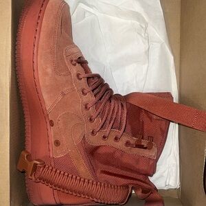 Nike high tops 🔥 great condition .